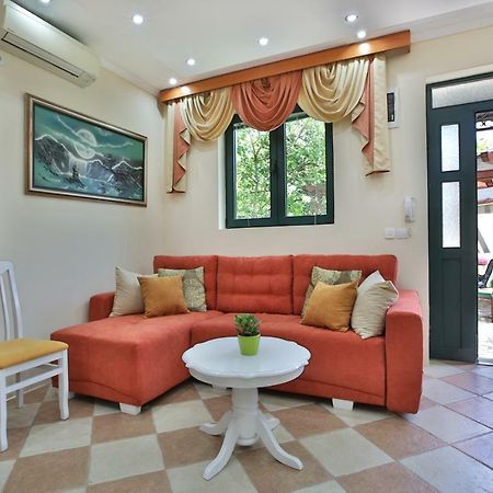 Apartments Holiday Lux Sutomore Exterior photo