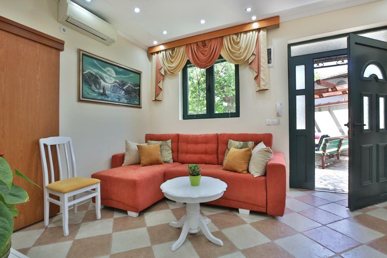 Apartments Holiday Lux Sutomore Exterior photo