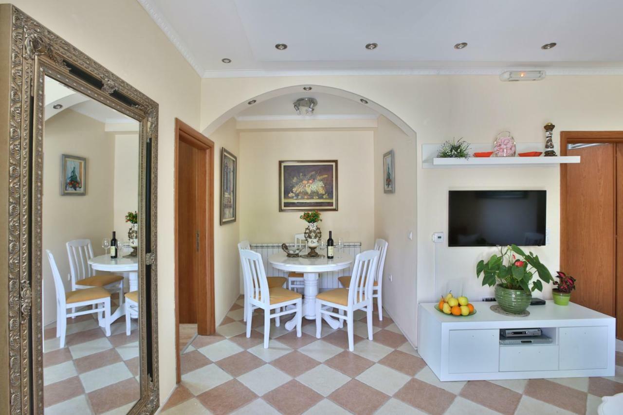 Apartments Holiday Lux Sutomore Exterior photo